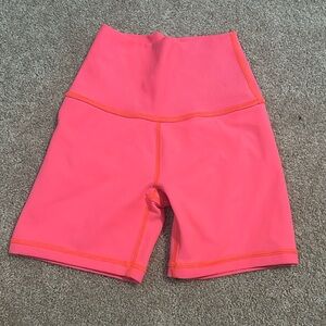Beautiful aerie athletic shorts, hot pink, cute and in great condition 😄